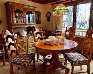 Vintage oak pedestal table snd chairs. Beautiful! 