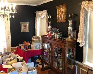 Lighted display cabinet