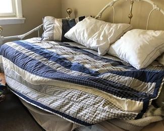 Day bed with trundle bed