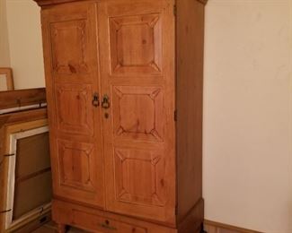 Drexel Heritage armoire 79hx50wx24d						$500
