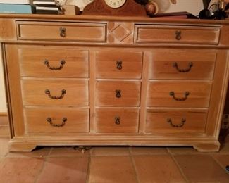 Lexington oak dresser 66wx39hx19d	(matches bed and chest of drawers and armoire)					$500
