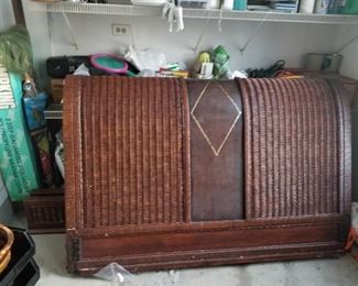 Leather/wood/rattan Drexel Queen size sleigh bed with lions head embellishes						$500
						

