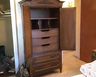 Wardrobe / High Chest