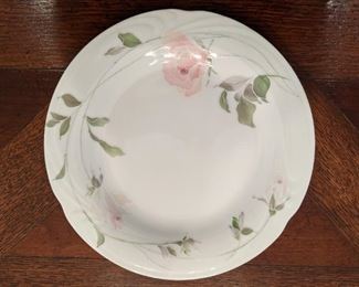 Single plate of "Sculpture Rose", by Sango.