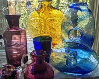 See the nice face jug in the background? YES!              That's a vintage 1996 Blenko (Wayne Husted) sun face topaz glass vase.