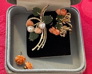 CLEARANCE !  $20.00 NOW, WAS  $60.00..............Vintage Coral and Pearl Pin and Earrings (B895)