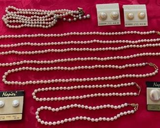 CLEARANCE !  $10.00 NOW, WAS  $40.00...........Costume Jewelry (B885)