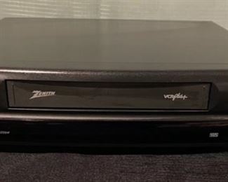 CLEARANCE  !  $4.00 NOW, WAS  $12.00................Zenith VCR Player (B699)