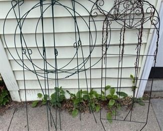 HALF OFF !  $10.00 NOW, WAS  $20.00...............4 Bush Rings and 2 Trellises (B987)