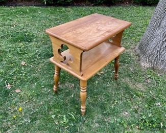 CLEARANCE  !  $6.00 NOW, WAS   $25.00.....Vintage End Table (B977)