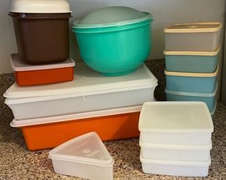 $16.00....................Tupperware (B012)