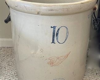 $250.00.......................10 Gallon Red Wing Crock good condition no chips or cracks (B021)