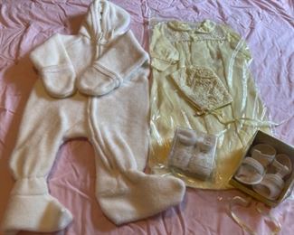 REDUCED!  $12.00 NOW, WAS  $16.00...............Vintage Baby Clothing (B085)