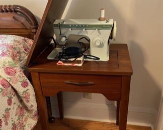 CLEARANCE  !  $20.00 NOW, WAS   $100.00.............Singer Fashion Mate 252 Sewing Machine with Sewing Table  (B088)