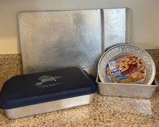 $6.00................Cookie Sheets and more Kitchenware (B102)