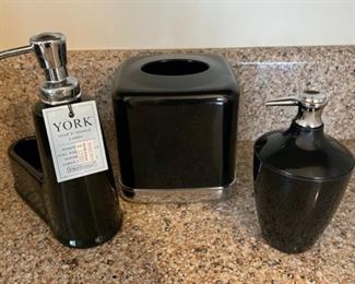 HALF OFF !  $6.00 NOW, WAS  $12.00.....................York Soap Dispenser Bath  Set (B126)