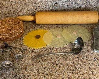 REDUCED!  $9.00 NOW, WAS $12.00.............Rolling Pin, Measuring Spoons and more Kitchenware (B132)