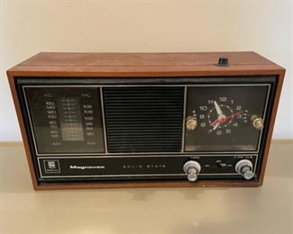 $20.00..................Magnavox Solid State Radio (B152)