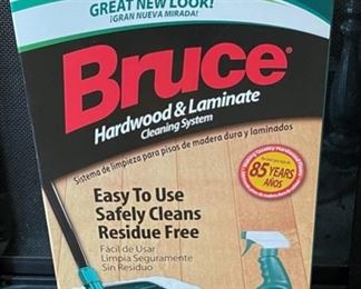 CLEARANCE  !  $3.00 NOW, WAS  $8.00............Bruce Dura Luster Hardwood Cleaning System new in box (B204)