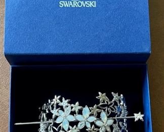 CLEARANCE !  $15.00 NOW, WAS  $40.00................Lovely Swarovski Hair Clip with original box (B216)