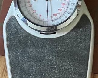 CLEARANCE  !  $10.00 NOW, WAS  $40.00...................Seca 300 lbs Scale (B230)