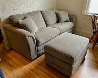 Clearance !  $50.00 NOW, WAS   $200.00.........Master Seal Sleeper Sofa and Ottoman, great condition except some wear on corner see following picture (B253)