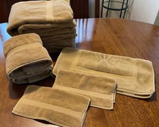 REDUCED!  $10.50 NOW, WAS $14.00.................Towels and Bath Mats (B367)