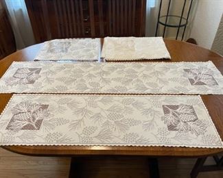 $24.00................Pinecone theme, 10 Placemats and 2 Runners (B347)