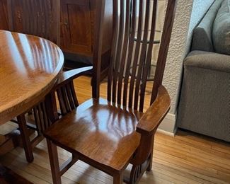 2 Captains Chairs and 4 Side Chairs (B322)