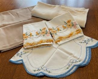 HALF OFF !  $5.00 NOW, WAS $10.00.......Embroidered Linens (B403)