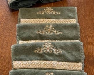 REDUCED!  $7.50 NOW, WAS $10.00....................Towels (B405)