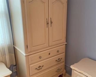 Armoire (B390)