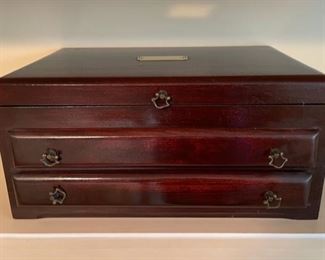 CLEARANCE !  $10.00 NOW, WAS  $30.00......Jewelry Box (B428)