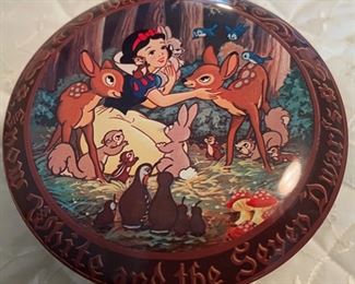 REDUCED!  $12.00 NOW, WAS  $16.00................Disney Snow White & the Seven Dwarfs Tin (B437)