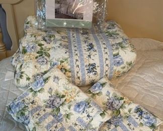 CLEARANCE!  $6.00 NOW, WAS $30.00................Bittersweet Inn 100% Cotton Quilt Set  (B451)