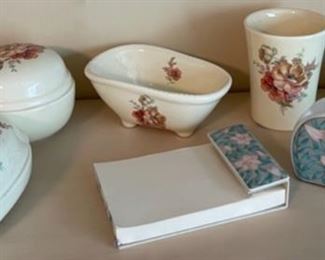 $10.00................Desk Set, Tape dispenser missing roller (B479)