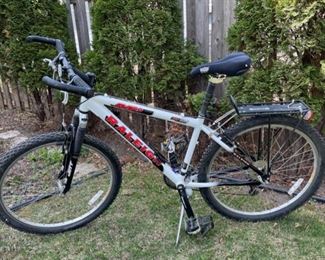 HALF OFF !  $100.00 NOW, WAS   $200.00.........Raleigh M80 Bike (B570)