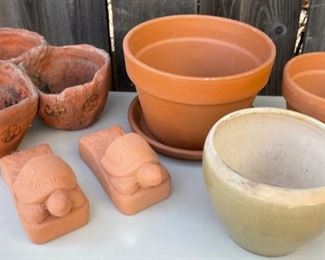 CLEARANCE !  $3.00 NOW, WAS  $10.00.....................Pots (B588)
