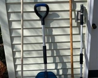 REDUCED!  $12.00 NOW, WAS  $16.00..........Yard Tools , new shovel (B597)