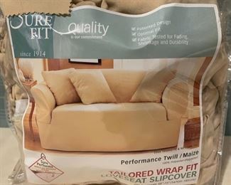 CLEARANCE !  $12.00 NOW, WAS $16.00.............Loveseat Slipcover with 2 Pillows (B631)