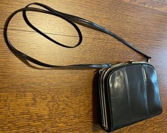 CLEARANCE !  $10.00 NOW, WAS  $40.00........Ro El Leather Purse (795)