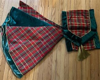 CLEARANCE  !  $4.00 NOW, WAS  $12.00............Christmas Tree Skirt and Runner Set (B848)
