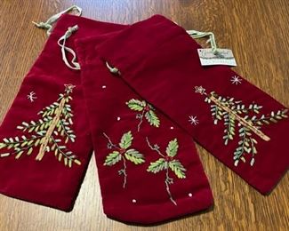 $12.00...................New Embroidered Wine Gift Bags (B851)