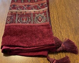 $16.00...............Heavy Tapestry Tablecloth/Throw (B815)