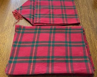 HALF OFF !  $8.00 NOW, WAS  $16.00................Runner and 12 Placemats (B817)