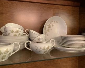 Bristol Fine China Woodvine Collection Serving size for 8