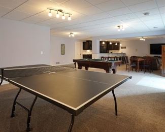Ping pong table with all accessories and manual 