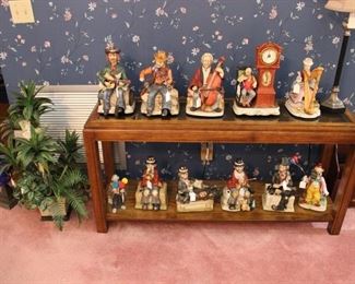 BASSETT FOYER TABLE WITH COLLECTIBLES