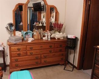 TRIPPLE MIRROR DRESSER