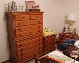 CHEST OF DRAWER AND TWO MATCHING NIGHT STANDS
